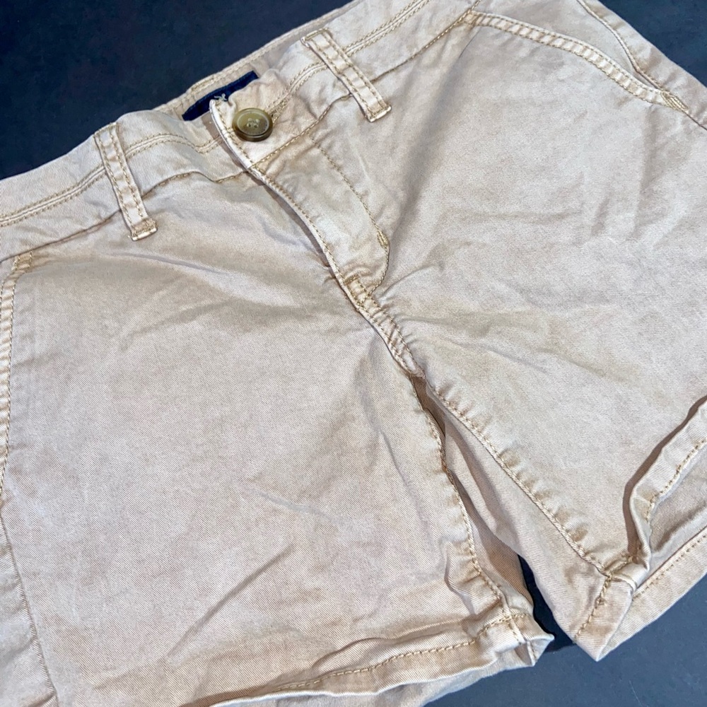 Light tan khaki Bermuda style midi shorts women’s size 0 from American Eagle!